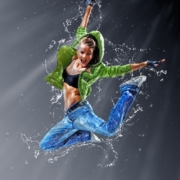 Kobieta z zajęć aqua fitness na tle wody